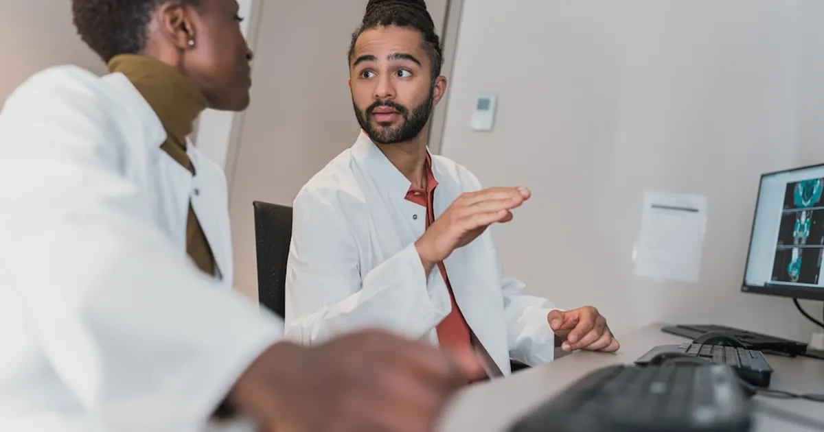 Läkare som diskuterar testosteronnivåer med patient