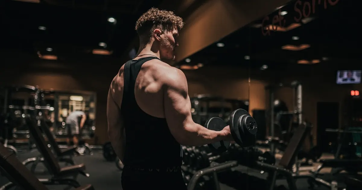 Tunga baslyft i gymmet aktiverar hormonell respons